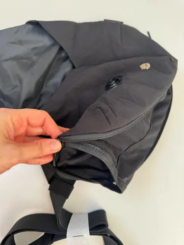 بلت بگ 3 لیتری Lululemon، نمای نزدیک جیب و زیپ کیف کمری مشکی در دست
