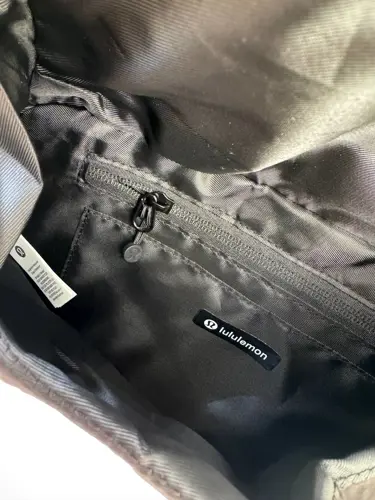 بلت بگ 3 لیتری Lululemon، نمای داخل کیف مشکی، جیب زیپ‌دار و برچسب lululemon