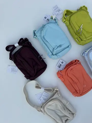 باتل بگ اورجینال Lululemon، کیف‌های بنددار زرشکی، آبی، سبز لیمویی، نارنجی و کرم روی زمینه روشن - تصویر دوم