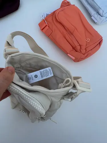 باتل بگ اورجینال Lululemon، کرم؛ نمای داخل محفظه باز با برچسب و آستر روشن