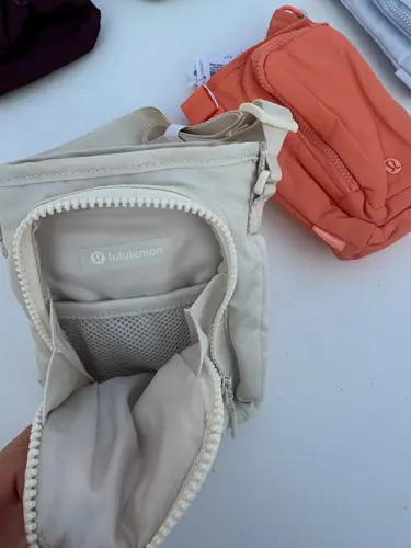 باتل بگ اورجینال Lululemon، کرم؛ نمای داخل کیف باز با جیب توری و آستر روشن