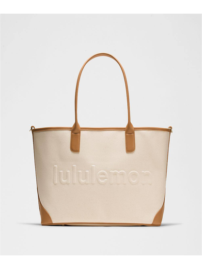 توت بگ کلاسیک کانواس Lululemon، توت‌بگ کرم از روبه‌رو با دسته‌های قهوه‌ای و نوشته برجسته lululemon - تصویر اصلی