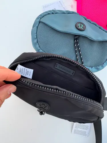 بلت بگ کرو Lululemon، مشکی؛ نمای داخل کیف باز و برچسب در دست