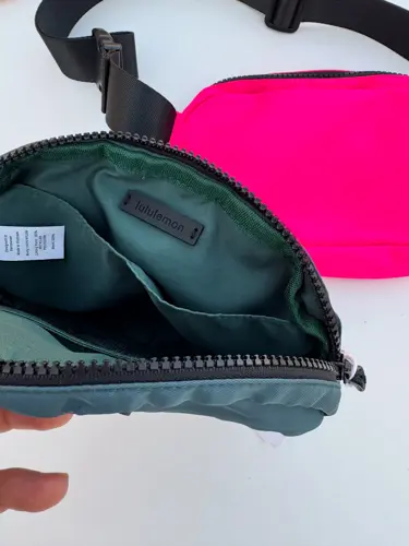 بلت بگ کرو Lululemon، سبزآبی؛ نمای نزدیک آستر، جیب و برچسب داخل کیف