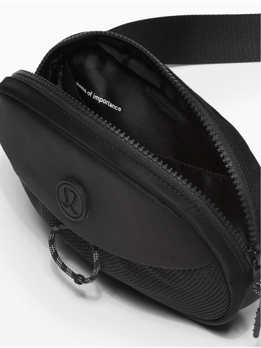 بلت بگ کرو Lululemon، مشکی؛ نمای نزدیک کیف باز و جیب توری داخلی