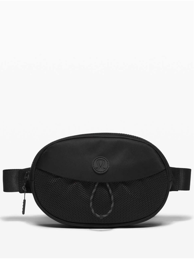 بلت بگ کرو Lululemon، مشکی با جیب مشبک جلو و بند حلقه‌ای؛ روی زمینه سفید