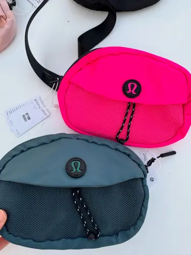 بلت بگ کرو Lululemon، دو کیف صورتی تند و آبی تیره با جیب مشبک و نشان لولولمون - تصویر دوم