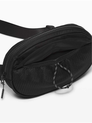 بلت بگ کرو Lululemon، مشکی با جیب مشبک جلو و بند حلقه‌ای؛ روی زمینه سفید