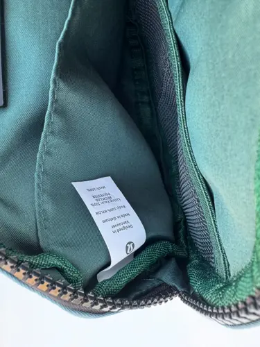 بلت بگ کرو Lululemon، سبزآبی؛ نمای نزدیک آستر، جیب و برچسب داخل کیف