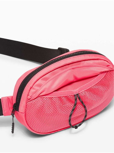بلت بگ کرو Lululemon، گلبهی با جیب مشبک جلو و بند مشکی؛ روی زمینه سفید