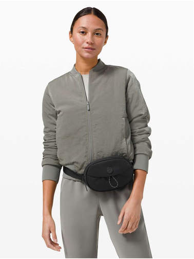 بلت بگ کرو Lululemon، مشکی؛ دور کمر مدل با لباس خاکستری زیتونی