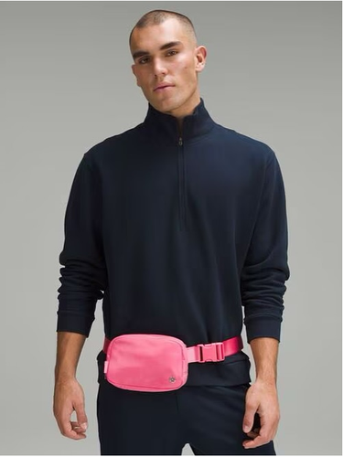 بلت بگ Lululemon، صورتی؛ دور کمر مدل مرد با بلوز و شلوار تیره