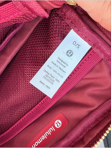 بلت بگ وردمارک Lululemon، زرشکی؛ نمای داخل کیف باز با جیب توری، برچسب و نوشته lululemon