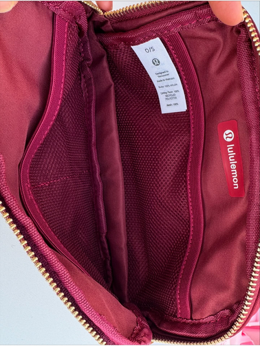 بلت بگ وردمارک Lululemon، زرشکی؛ نمای داخل کیف باز با جیب توری، برچسب و نوشته lululemon
