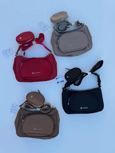 کراس بادی نانو پوچ 2 لیتری Lululemon، کیف‌های مشکی، قرمز، خاکستری و قهوه‌ای با کیفک گرد متصل به بند، روی زمینه روشن - تصویر اصلی