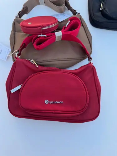 کراس بادی نانو پوچ 2 لیتری Lululemon، قرمز با جیب جلو و نشان لولولمون؛ از جلو روی زمینه روشن