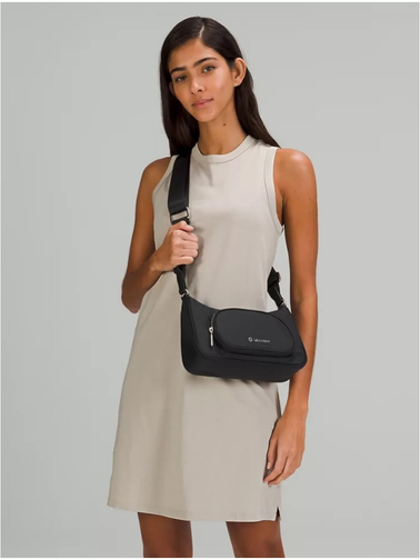 کراس بادی نانو پوچ 2 لیتری Lululemon، مشکی؛ روی شانه مدل با پیراهن بدون آستین کرم
