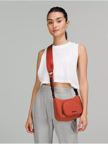 کراس بادی نانو پوچ 2 لیتری Lululemon، نارنجی؛ کیف روی شانه مدل با کراپ سفید و شلوار خاکستری