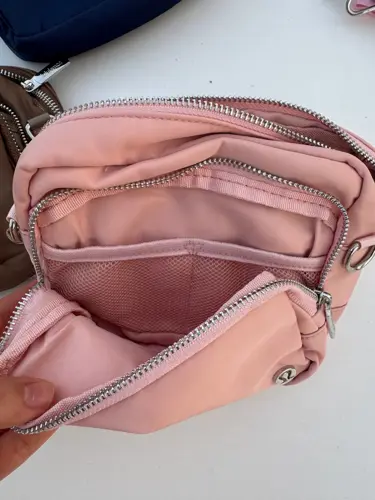 کیف ساید سینچ Lululemon، نمای داخل کیف صورتی با زیپ باز، آستر هم‌رنگ و جیب زیپ‌دار