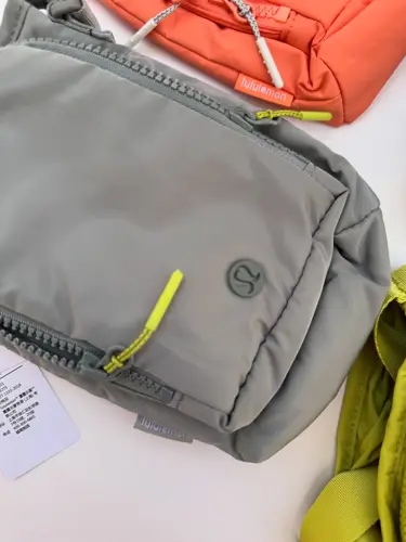 باتل بگ اورجینال Lululemon، خاکستری با زیپ و بند زرد؛ نمای نزدیک جلوی کیف