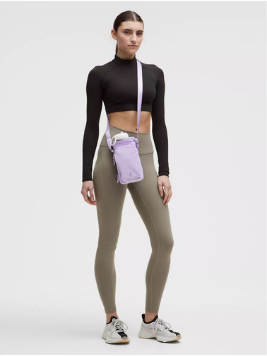 باتل بگ اورجینال Lululemon، یاسی؛ کیف بنددار روی شانه مدل با کراپ مشکی و لگ زیتونی