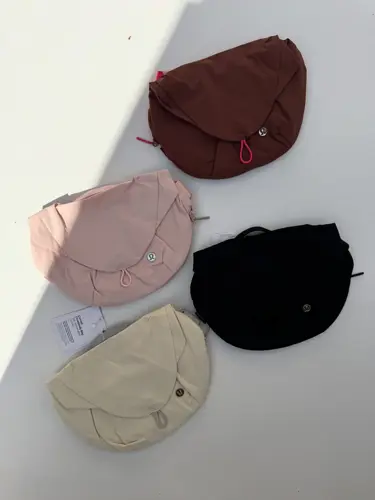 بلت بگ 3 لیتری Lululemon، کیف‌های زرشکی، صورتی، مشکی و بژ با درپوش منحنی و بند پهن، روی زمینه روشن - تصویر اصلی