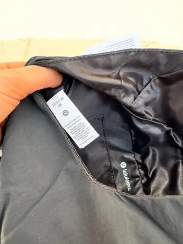 بلت بگ 3 لیتری Lululemon، مشکی؛ نمای داخل کیف با جیب توری و برچسب سفید