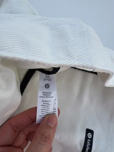 توت بگ کتان Lululemon، سفید؛ نمای نزدیک بافت و برچسب داخل کیف در دست