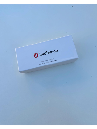 جوراب ساقدار Lululemon، جعبه سفید مستطیلی با لوگوی قرمز و نوشته مشکی lululemon روی زمینه روشن