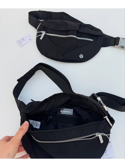 کراس بادی نورلاست Lululemon، مشکی؛ کیف باز با زیپ نقره‌ای جلو و محفظه اصلی، روی زمینه روشن - تصویر دوم