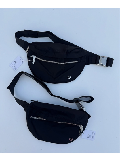 کراس بادی نورلاست Lululemon، دو کیف مشکی با فرم هلالی، زیپ نقره‌ای و بندهای بلند روی پس‌زمینه روشن - تصویر اصلی