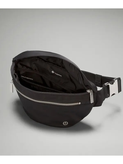 کراس بادی نورلاست Lululemon، کیف مشکی با زیپ باز و نمای محفظه داخلی روی پس‌زمینه سفید