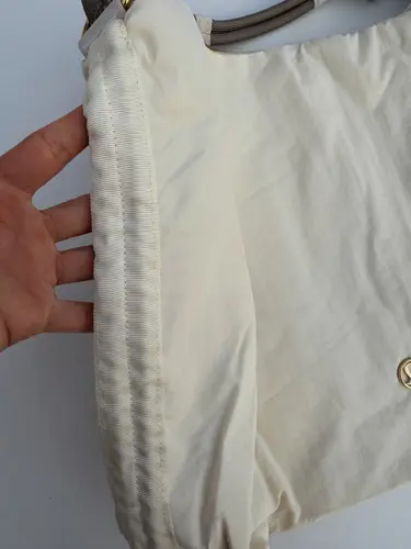 کراس بادی کانورتیبل Lululemon، نمای نزدیک پهلو و دوخت کیف کرم در دست
