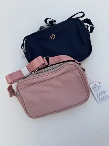 کراس بادی کمرا بگ 2 لیتری Lululemon، دو کیف مستطیلی سرمه‌ای و صورتی با دو زیپ و بند پهن، روی زمینه روشن