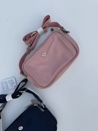 کراس بادی کمرا بگ 2 لیتری Lululemon، دو کیف مستطیلی سرمه‌ای و صورتی با دو زیپ و بند پهن، روی زمینه روشن - تصویر دوم