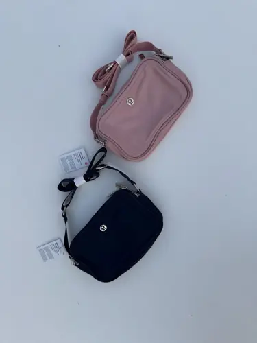 کراس بادی کمرا بگ 2 لیتری Lululemon، دو کیف مستطیلی سرمه‌ای و صورتی با دو زیپ و بند پهن، روی زمینه روشن