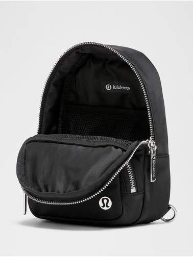کیف اسمال اسلینگ Lululemon، مشکی؛ کیف باز با نمایش آستر، جیب و نشان لولولمون
