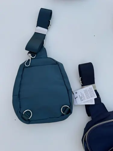 کیف اسمال اسلینگ Lululemon، آبی تیره؛ نمای پشت کیف با دو حلقه فلزی و بند قابل تنظیم - تصویر دوم