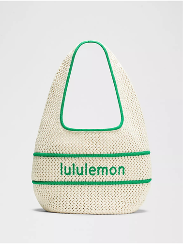 کیف بافت Lululemon، کرم با نوار و نوشته سبز lululemon؛ از جلو روی زمینه سفید