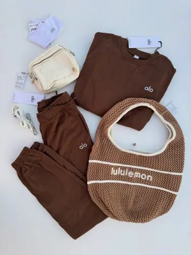 کیف بافت Lululemon، کیف بافتنی قهوه‌ای کنار ست لباس قهوه‌ای و لوازم روشن