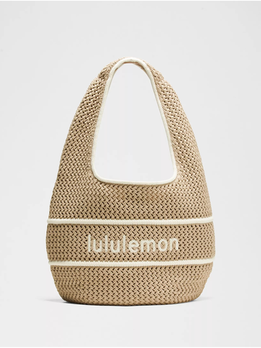 کیف بافت Lululemon، بژ با نوار و نوشته سفید lululemon؛ از جلو روی زمینه سفید