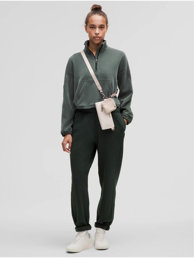 کیف دوتکه Lululemon، کرم؛ روی شانه مدل با ست ورزشی سبز تیره