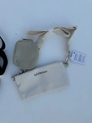 کیف دوتکه Lululemon، کرم با کیفک مربع و کیف مستطیلی روی یک بند، روی زمینه روشن - تصویر دوم