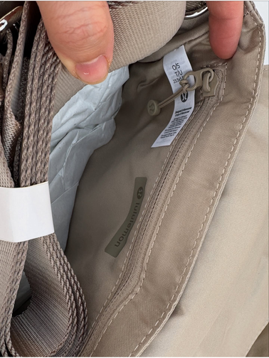 کیف دوشی مولتی پاکت Lululemon، بژ؛ نمای نزدیک آستر و برچسب داخل کیف