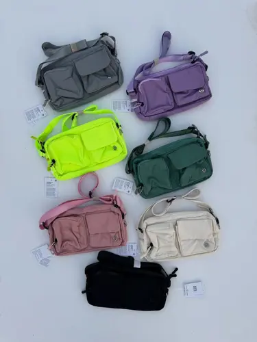 کراس بادی مولتی پاکت Lululemon، کیف‌های چندجیب خاکستری، بنفش، سبز فسفری، سبز تیره، صورتی، کرم و مشکی - تصویر اصلی