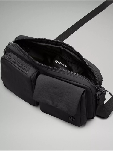 کراس بادی مولتی پاکت Lululemon، مشکی؛ کیف باز با نمایش آستر و دو جیب جلو