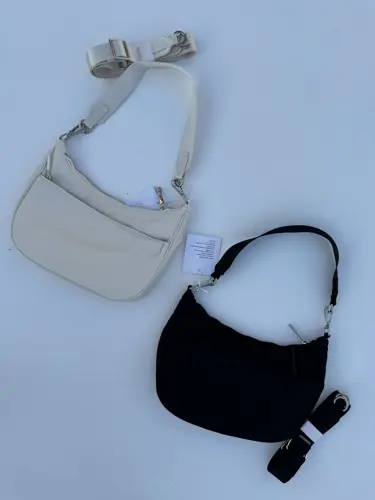 کیف شولدر Lululemon، دو کیف شانه‌ای کرم و مشکی با بند کوتاه و بند جداشونده، روی زمینه روشن - تصویر دوم