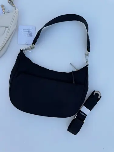 کیف شولدر Lululemon، مشکی با بند کوتاه، زیپ بالا و بند جداشونده، روی زمینه روشن