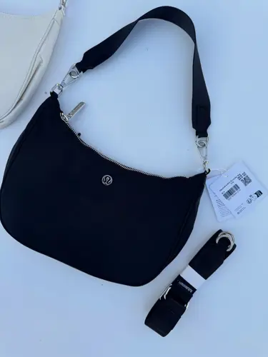 کیف شولدر Lululemon، مشکی؛ از پشت با بند کوتاه و بند جداشونده، روی زمینه روشن