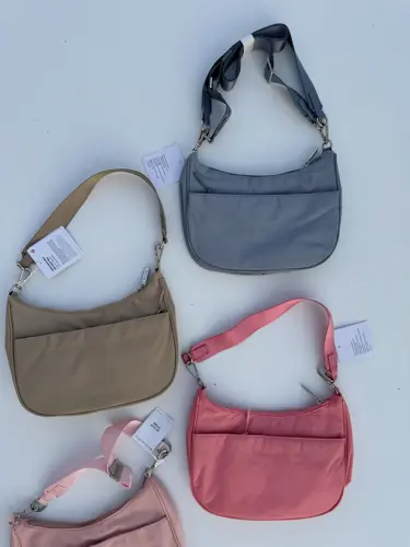 کیف شولدر Lululemon، کیف‌های شانه‌ای بژ، صورتی، آبی خاکستری و صورتی چرک با بند کوتاه، روی زمینه روشن